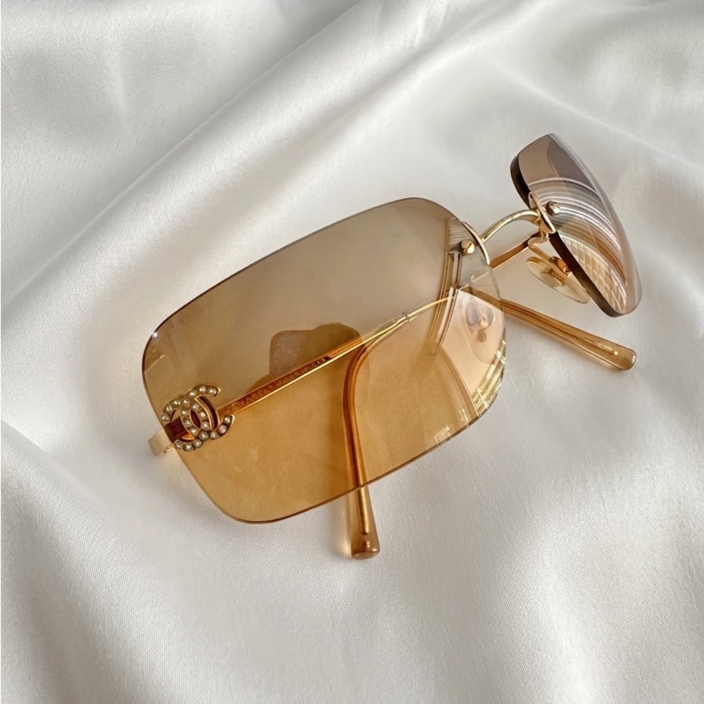 CHANEL Gold Gradient Sunglasses - Picture 11 of 13